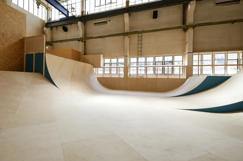 Skatehalle Chemnitz, schönherr.fabrik, Bank und Quarter © sazinc GmbH