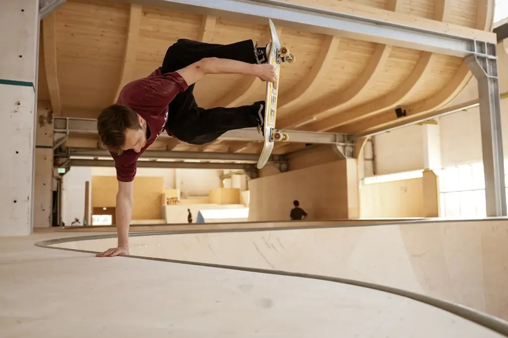 Skatehalle Chemnitz, schönherr.fabrik, Bowl Handplant © sazinc GmbH